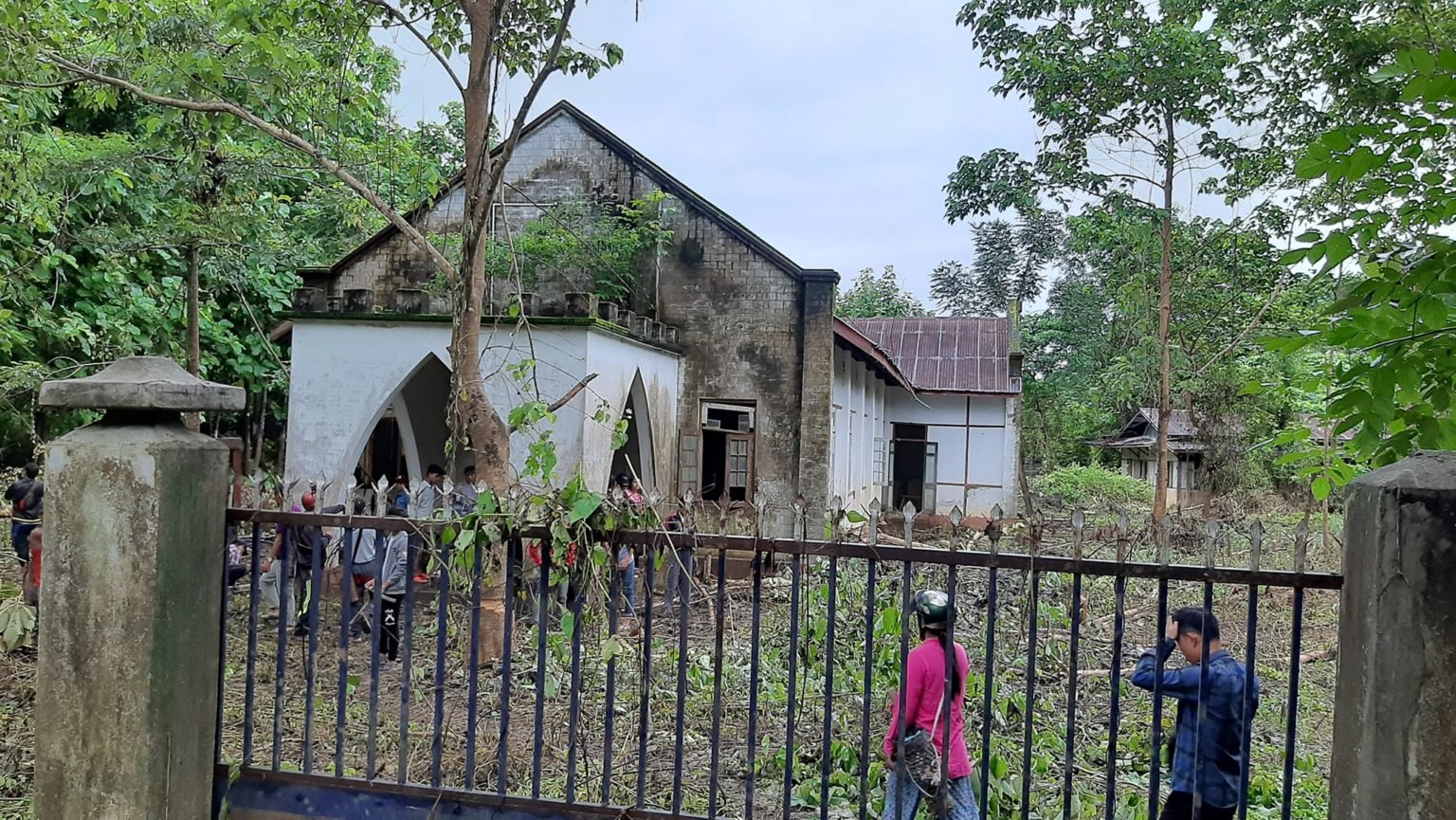 Displaced Kachin Civilians Return To Village To Clean Church